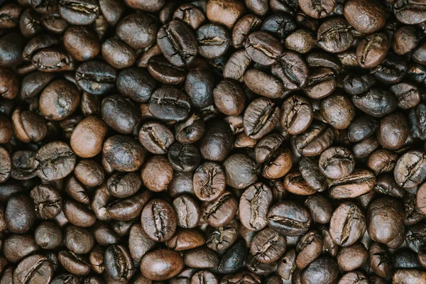Kávé szemes kávé és piros pohár vagy a háttér. — Stock Fotó