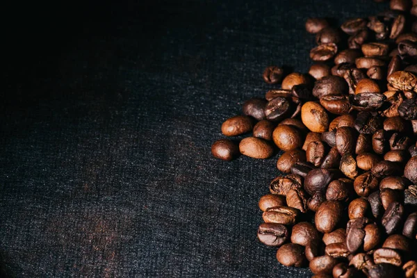 Chicchi di caffè sono lo sfondo . — Foto Stock