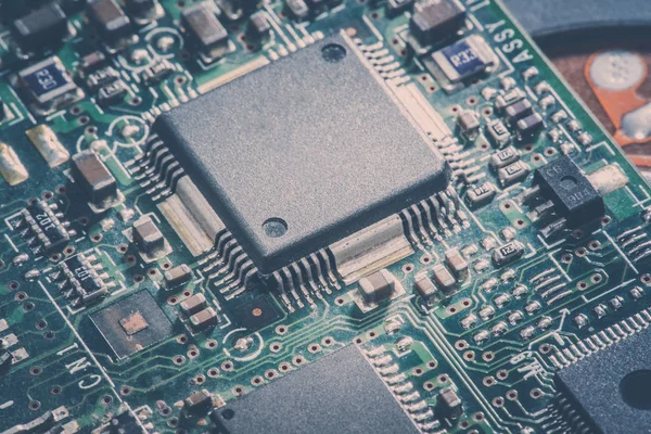 Resumen, De cerca en los circuitos electrónicos, vemos la tecnología de la placa base, que es el trasfondo importante de la computadora. (placa lógica, placa base de la CPU, placa principal, placa del sistema, mobo ) — Foto de Stock