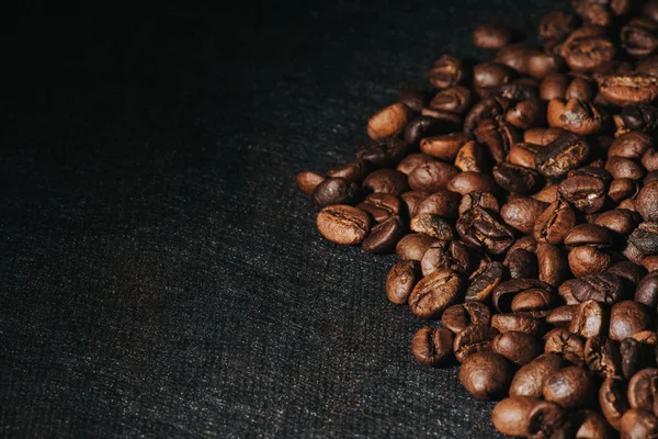 Chicchi di caffè sono lo sfondo . — Foto Stock