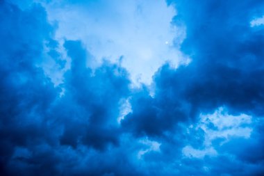 Arka planda kara fırtına bulutları, fırtına öncesi kara bulutlar..