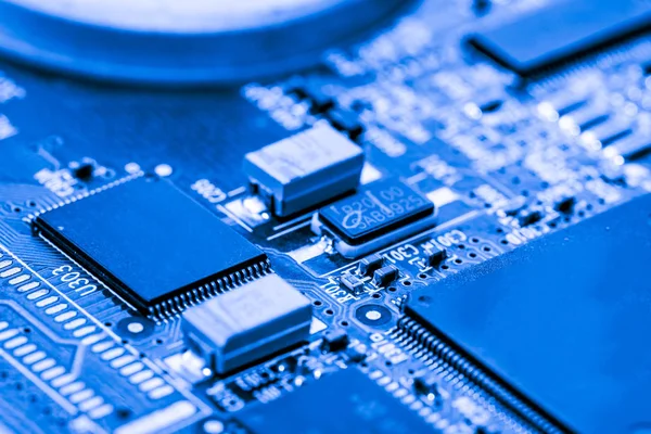 Resumen, Primer plano de los circuitos electrónicos en la placa base de la tecnología informática. (placa lógica, placa base de la CPU, placa principal, placa del sistema, mobo ) — Foto de Stock