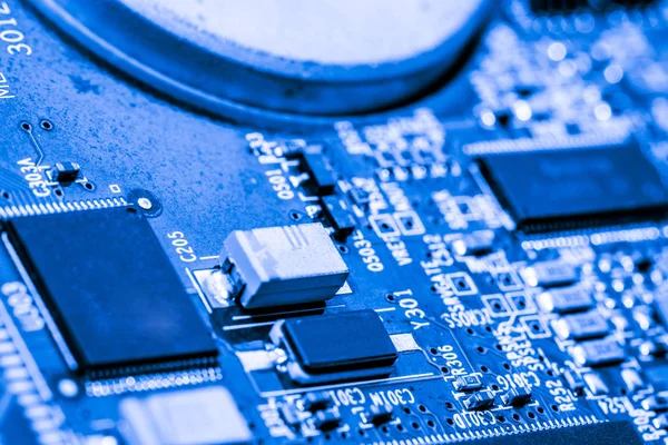 Resumen, Primer plano de los circuitos electrónicos en la placa base de la tecnología informática. (placa lógica, placa base de la CPU, placa principal, placa del sistema, mobo ) — Foto de Stock