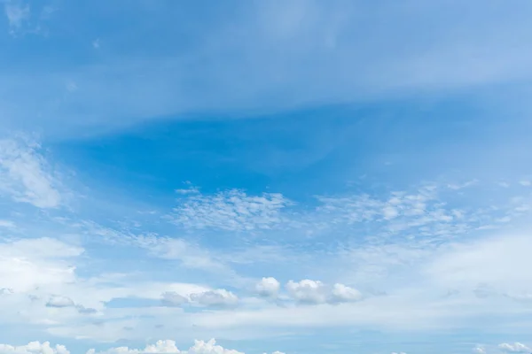 Dunkle Gewitterwolken mit Hintergrund, Dunkle Wolken vor einem Gewitter. — Stockfoto
