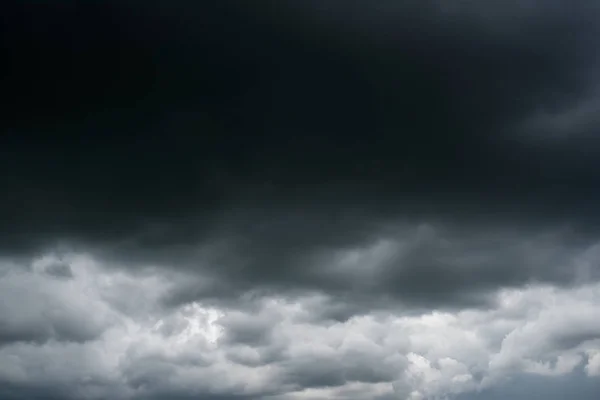 Nubi buie di tempesta con sfondo, nuvole scure prima di un temporale. — Foto Stock