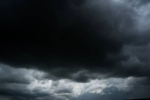 Dunkle Gewitterwolken mit Hintergrund, Dunkle Wolken vor einem Gewitter. — Stockfoto