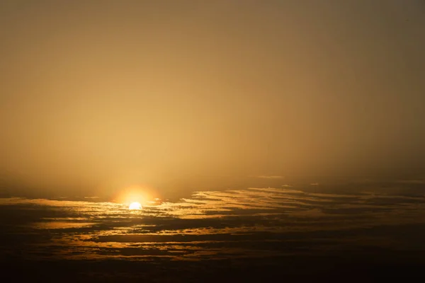 Dunkle Gewitterwolken mit Hintergrund, Dunkle Wolken vor einem Gewitter. — Stockfoto