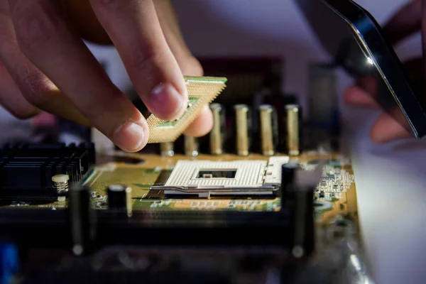 Resumen, Primer plano de los circuitos electrónicos en la placa base de la tecnología informática. (placa lógica, placa base de la CPU, placa principal, placa del sistema, mobo ) — Foto de Stock