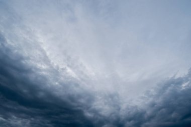 Arka planda kara fırtına bulutları, fırtına öncesi kara bulutlar..