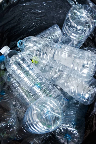 Siyah çöp torbalarındaki plastik şişeler geri dönüşüm için alınmayı bekliyor..