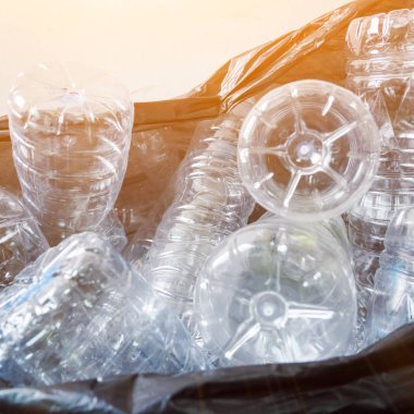Siyah çöp torbalarındaki plastik şişeler geri dönüşüm için alınmayı bekliyor..