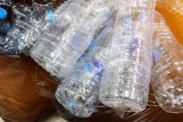 Siyah çöp torbalarındaki plastik şişeler geri dönüşüm için alınmayı bekliyor..