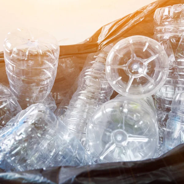 Siyah çöp torbalarındaki plastik şişeler geri dönüşüm için alınmayı bekliyor..