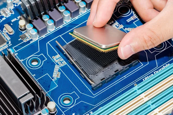 Resumen, Primer plano de los circuitos electrónicos en la placa base de la tecnología informática. (placa lógica, placa base de la CPU, placa principal, placa del sistema, mobo ) — Foto de Stock