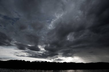 Arka planda kara fırtına bulutları, fırtına öncesi kara bulutlar..