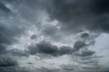 Arka planda kara fırtına bulutları, fırtına öncesi kara bulutlar..