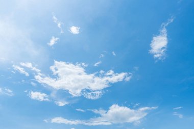 Açık mavi gökyüzü arkaplanı, arka planda bulutlar.