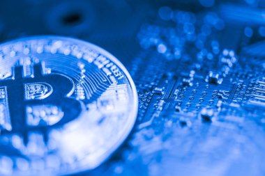 Altın Bitcoin para üstünde bilgisayar.