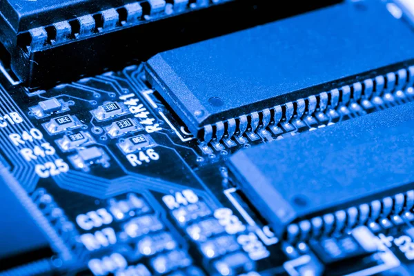 Resumen, Primer plano de los circuitos electrónicos en la placa base de la tecnología informática. (placa lógica, placa base de la CPU, placa principal, placa del sistema, mobo ) —  Fotos de Stock