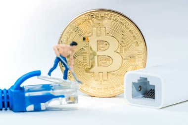 Altın Bitcoin para üstünde bilgisayar.
