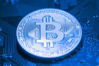 Altın Bitcoin para üstünde bilgisayar.