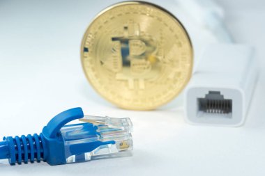 Altın Bitcoin para üstünde bilgisayar.