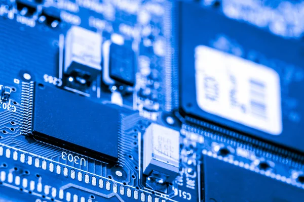 Resumen, Primer plano de los circuitos electrónicos en la placa base de la tecnología informática. (placa lógica, placa base de la CPU, placa principal, placa del sistema, mobo ) — Foto de Stock