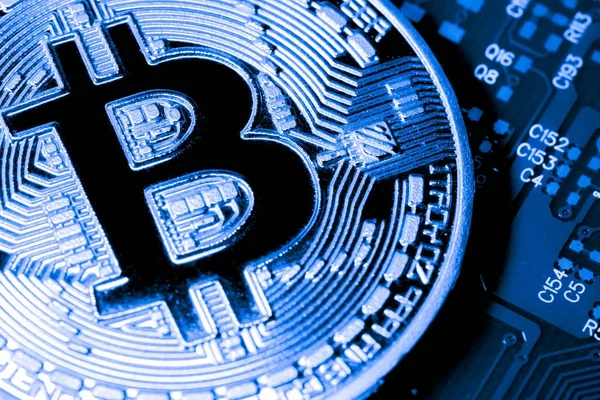 Goldenes Bitcoin-Geld auf dem Computer. — Stockbild Goldenes Bitcoin-Geld auf dem Computer. — Stockfoto