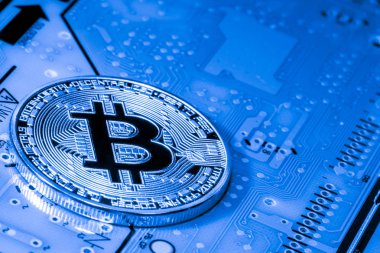 Altın Bitcoin para üstünde bilgisayar.