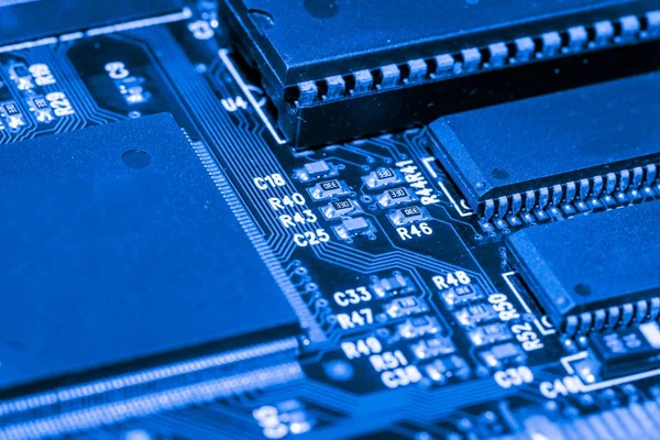 Resumen, Primer plano de los circuitos electrónicos en la placa base de la tecnología informática. (placa lógica, placa base de la CPU, placa principal, placa del sistema, mobo ) —  Fotos de Stock