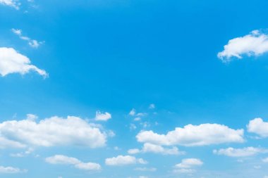 Açık mavi gökyüzü arkaplanı, arka planda bulutlar.