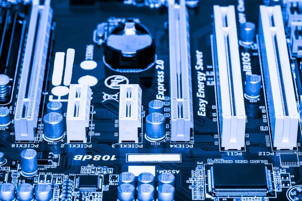 Resumen, Primer plano de los circuitos electrónicos en la placa base de la tecnología informática. (placa lógica, placa base de la CPU, placa principal, placa del sistema, mobo ) — Foto de Stock