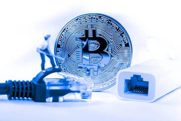 Primer plano de Bitcoin dinero minería conectar red de Internet — Foto de Stock