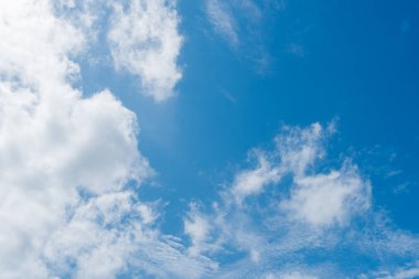 Açık mavi gökyüzü arkaplanı, arka planda bulutlar.