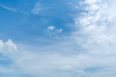 Açık mavi gökyüzü arkaplanı, arka planda bulutlar.