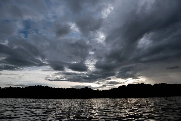 Arka planda kara fırtına bulutları, fırtına öncesi kara bulutlar..