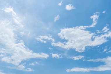 Açık mavi gökyüzü arkaplanı, arka planda bulutlar.