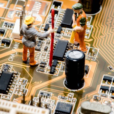 Altın Bitcoin para üstünde bilgisayar.