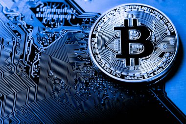 Altın Bitcoin para üstünde bilgisayar.