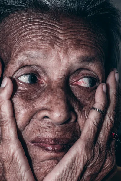 Stara Kobieta Wycinkę Samotny Ona Jest Starszy Kobieta Rodzinie Osób — Zdjęcie stockowe
