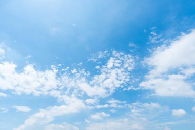 Açık mavi gökyüzü arkaplanı, arka planda bulutlar.