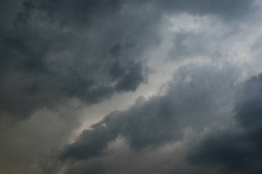 Arka planda kara fırtına bulutları, fırtına öncesi kara bulutlar..