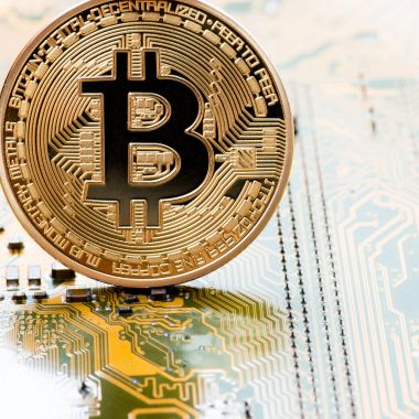 Altın Bitcoin para üstünde bilgisayar.