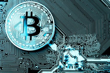 Altın Bitcoin para üstünde bilgisayar.