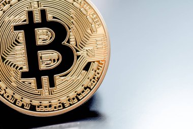 Altın Bitcoin para üstünde bilgisayar.