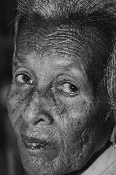 Yaşlı Kadının Yalnız Gaze Aile Içinde Üst Düzey Kadın Yaşlı — Stok fotoğraf