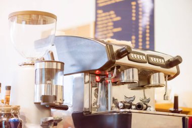 Bir kafede sıcak kahve makinesi