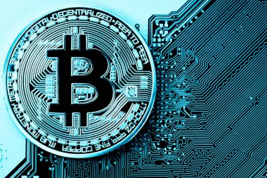 Altın Bitcoin para üstünde bilgisayar.