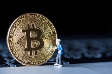 Altın Bitcoin para üstünde bilgisayar.