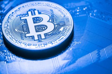 Altın Bitcoin para bilgisayarda yakın çekim.